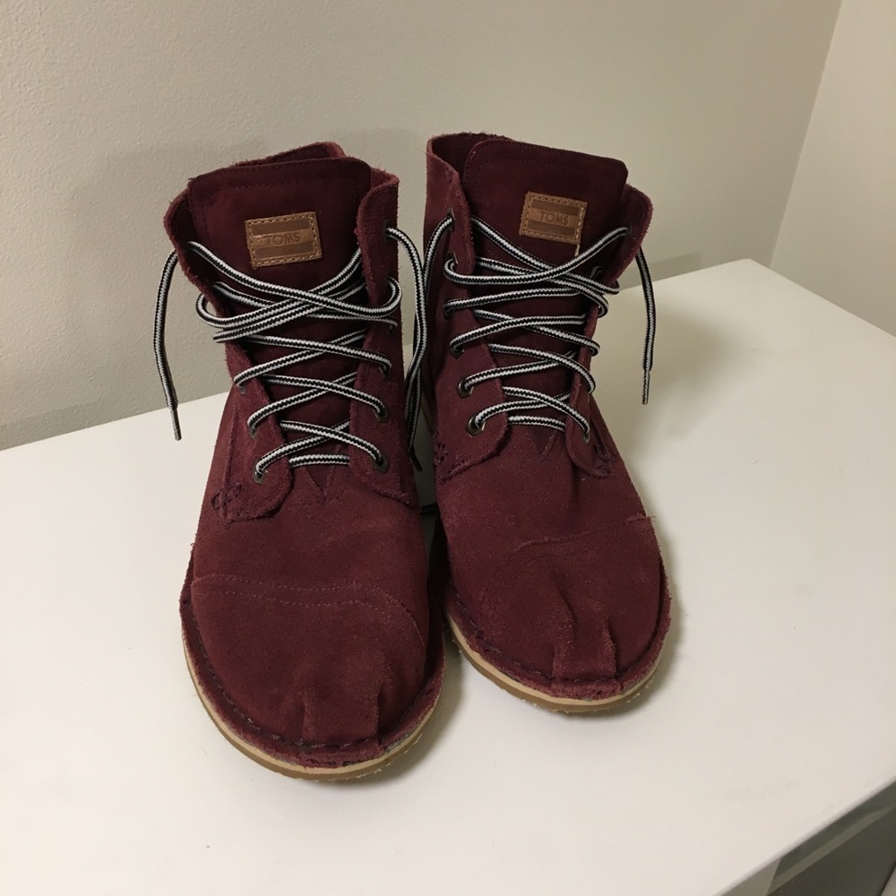 TOMS Women’s size 9 lace up boots, maroon.